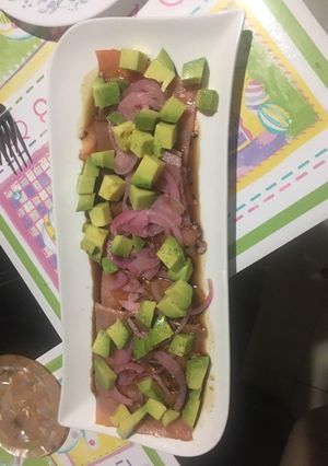 Una foto de Tiradito de salmón al estilo Nikkei