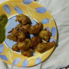 A picture of Aloo kuttu pakoda.