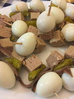 Una foto de Huevos de codorniz con atún y guindilla