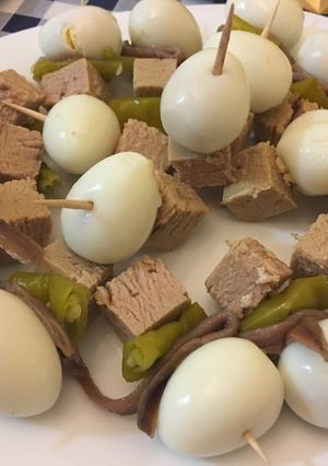 Una foto de Huevos de codorniz con atún y guindilla