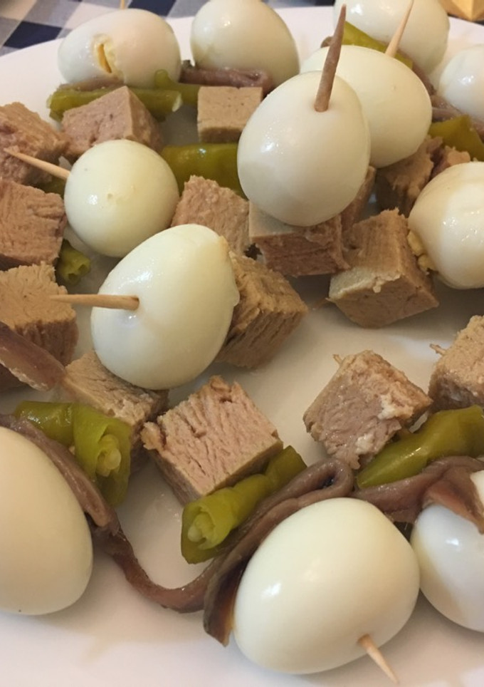 Una foto de Huevos de codorniz con atún y guindilla