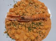Una foto di scampi al pomodoro