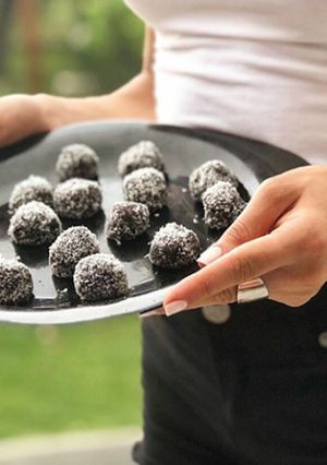 Una foto de Trufas de mantequilla de maní y algarroba FIT