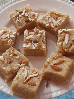 सूजी बर्फी (Suji barfi recipe in Hindi) रेसिपी मुख्य फोटो