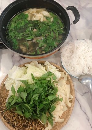 Hình của món Lẩu gà lá é.