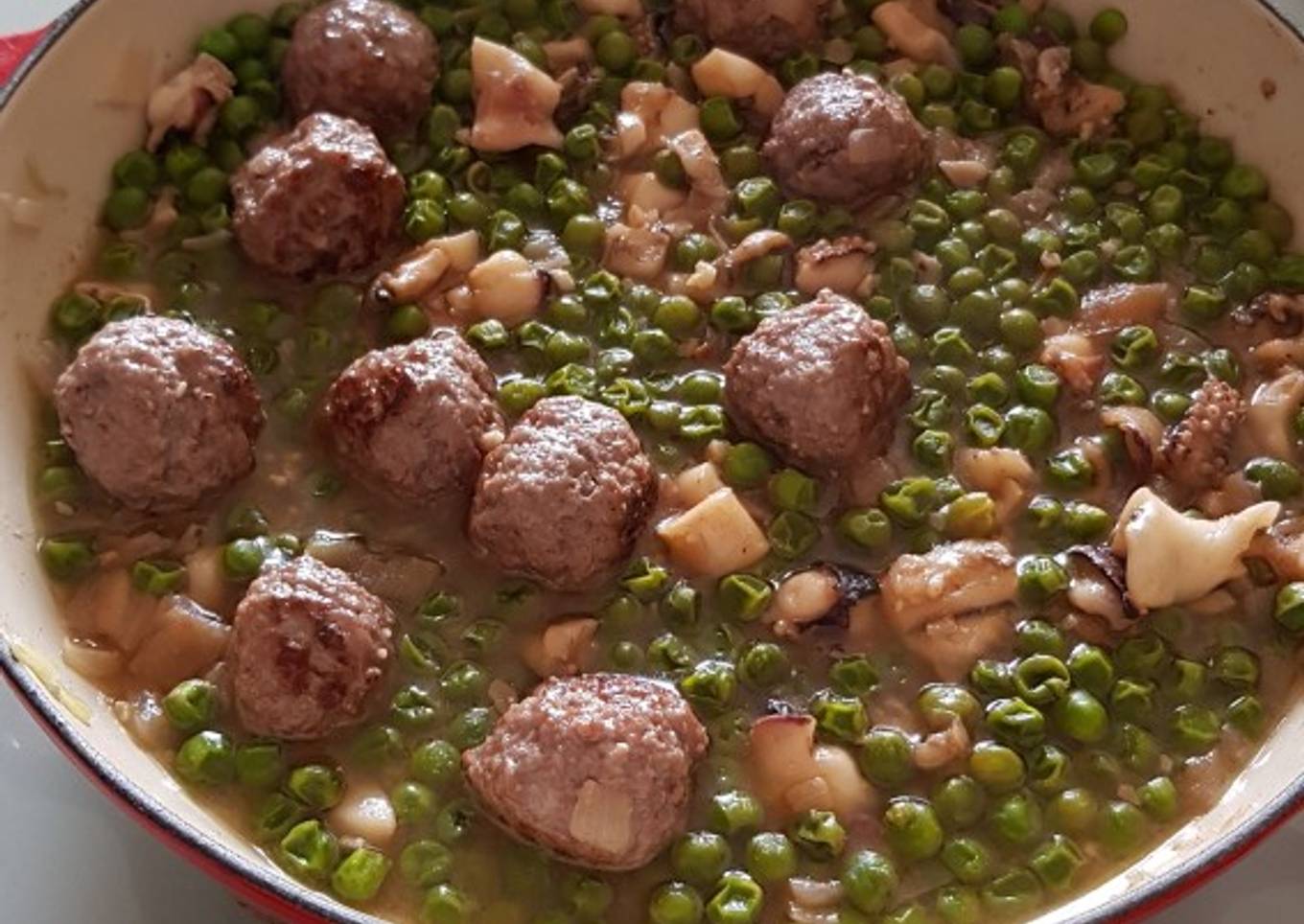 Guisantes con sepia & albóndigas