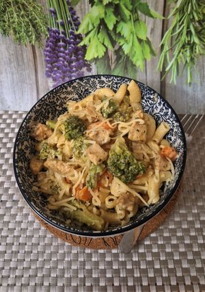 Csirkés, zöldséges tészta tejszínnel, sajttal 🥦🧄🥕🧀🍜 recept fotója
