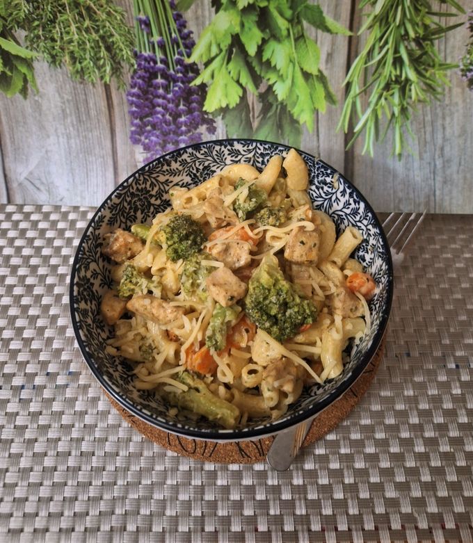 Csirkés, zöldséges tészta tejszínnel, sajttal 🥦🧄🥕🧀🍜 recept fotója