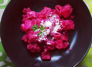Foto di Mezze maniche con pesto di tonno e rapa rossa