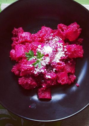 Foto di Mezze maniche con pesto di tonno e rapa rossa