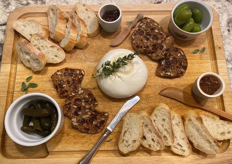 Simple To-Die-For Burrata Cheese Board