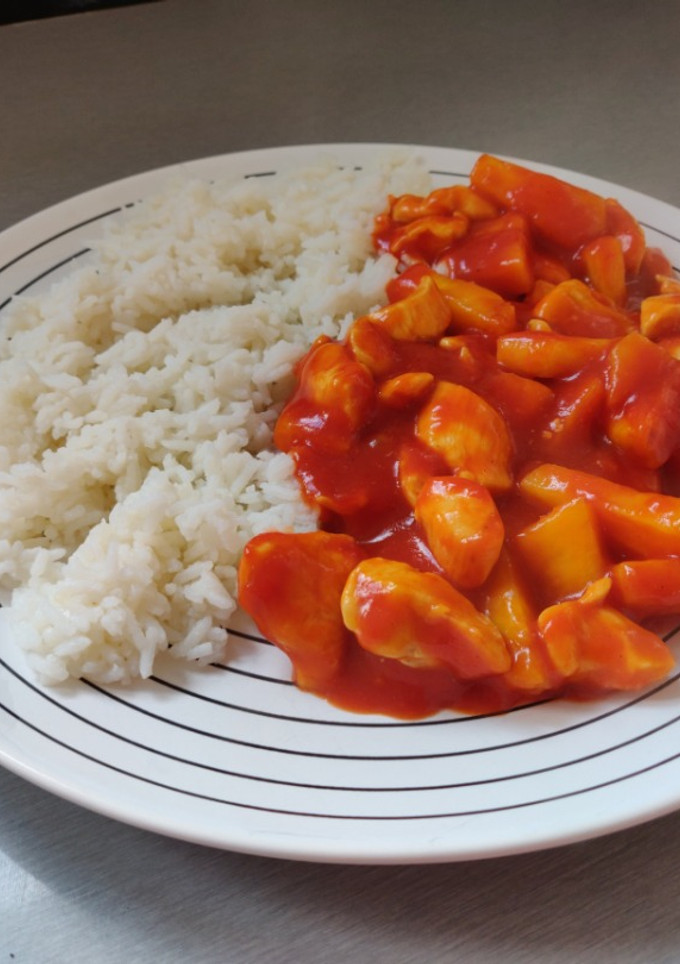 Una foto de Pollo en salsa agridulce con piña