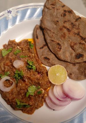 A picture of Mashed brinjals with bajra roti baingan ka bartha and bajre ki roti.
