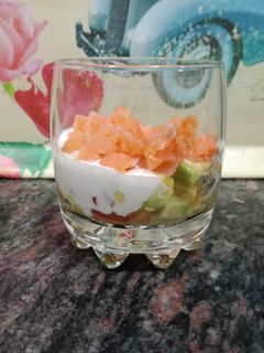 Una foto de Vasitos de aguacate y salmón