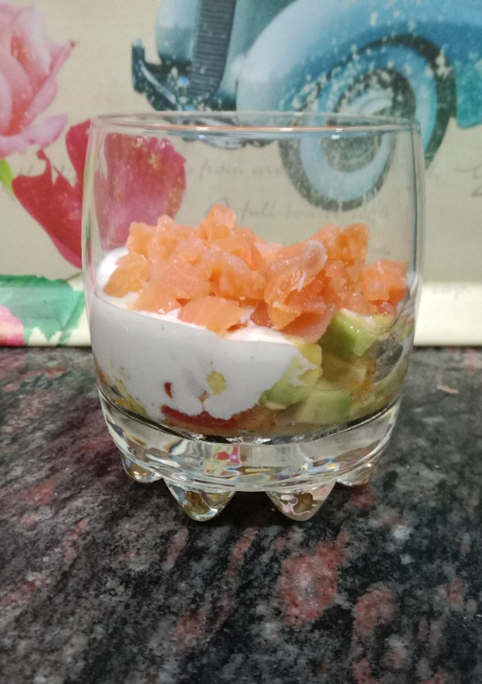 Una foto de Vasitos de aguacate y salmón