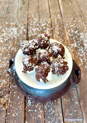 Foto di Bon bon yogurt, cocco e cioccolato fondente