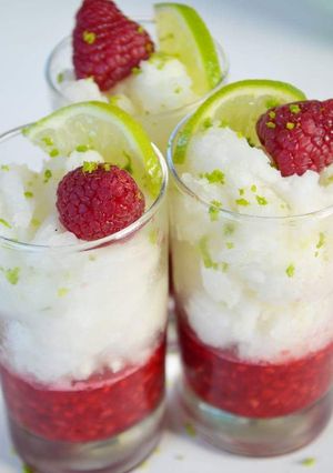 Une photo de Granité de citron vert et coulis de framboise