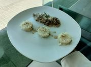 Una foto de strogonoff de carne con arroz