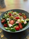 Salade ravioles, bacon et tomates cerises