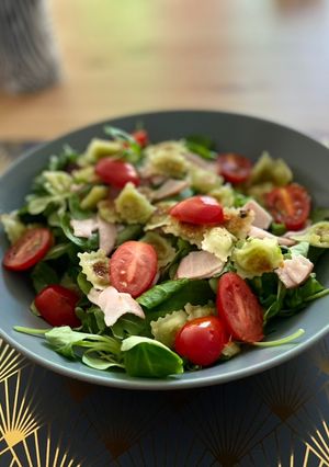 Une photo de Salade ravioles, bacon et tomates cerises