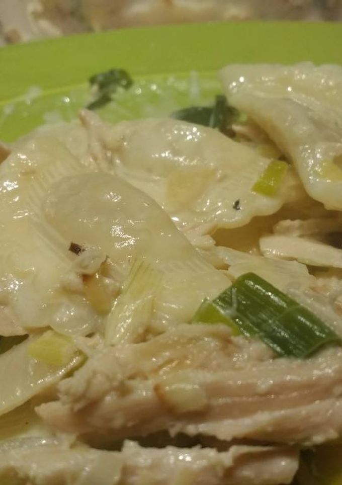 Una foto de Pasta rellena con salsa