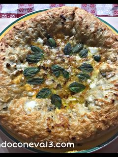 Una foto de Pizza blanca a los cuatro quesos