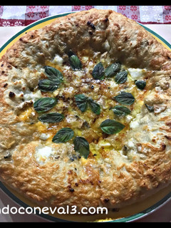 Una foto de Pizza blanca a los cuatro quesos