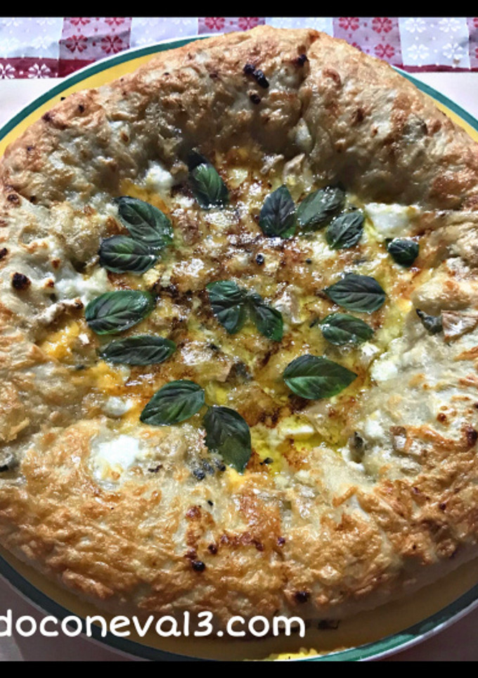 Una foto de Pizza blanca a los cuatro quesos