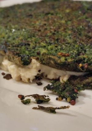 Una foto de Omelette verde de espinaca, quinoa relleno de pollo y queso