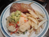 Pernil de pollo relleno y arroz a la jardinera