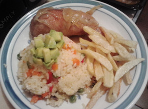 Una foto de Pernil de pollo relleno y arroz a la jardinera