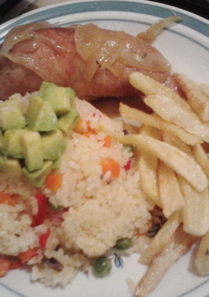 Una foto de Pernil de pollo relleno y arroz a la jardinera