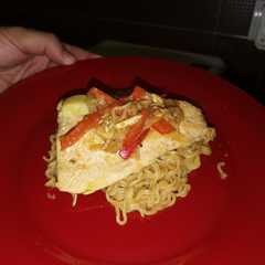 Una foto de Salmón con noodles