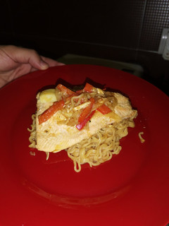 Una foto de Salmón con noodles