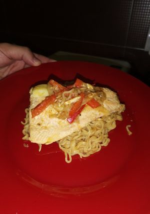 Una foto de Salmón con noodles
