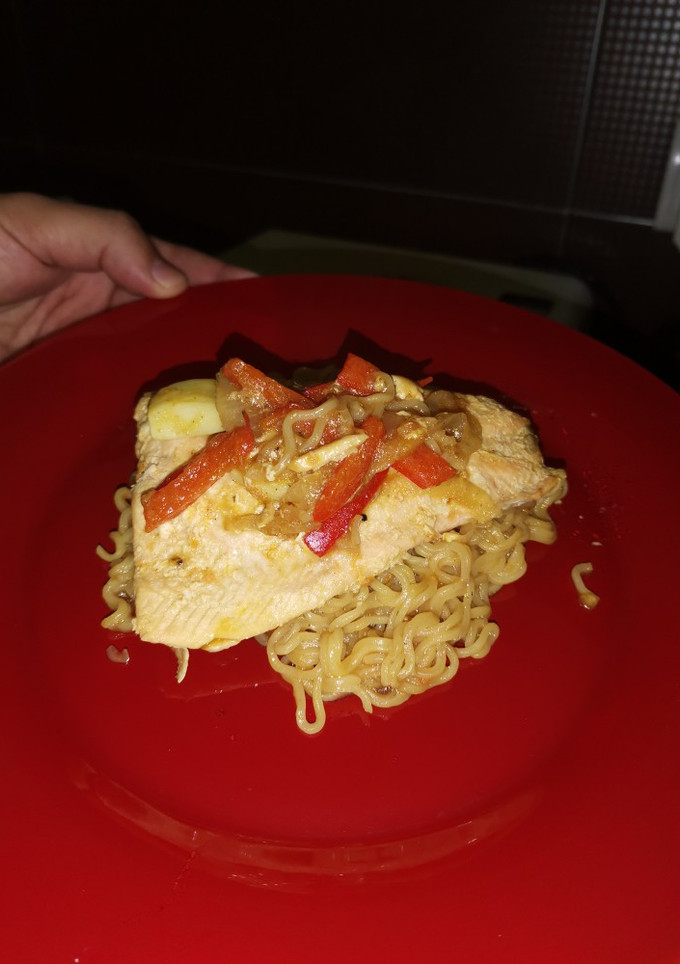 Una foto de Salmón con noodles