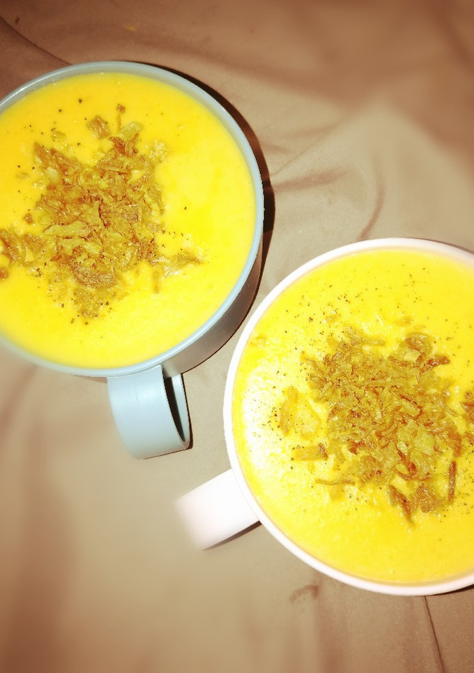Una foto de Crema de calabaza con cebolla crujiente 🎃