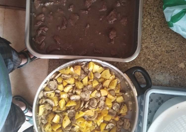 Gamo o venado en salsa con guarnición de patatas y Champiñones