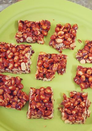 A picture of Kadalai Mittai Chikki.