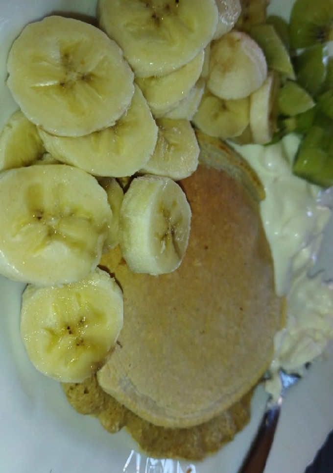 Una foto de Tortitas de avena con yogur y fruta