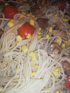 Una foto de Spaghetti salteado con verduras y pollo teriyaki