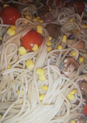 Una foto de Spaghetti salteado con verduras y pollo teriyaki