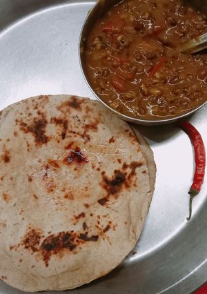 दाल मखनी विद नान (Dal Makhani with nan recipe in hindi) रेसिपी मुख्य फोटो