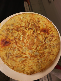 Una foto de Truita de patates i ceba amb sobrassada i formatge brié