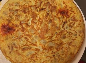 Una foto de Truita de patates i ceba amb sobrassada i formatge brié