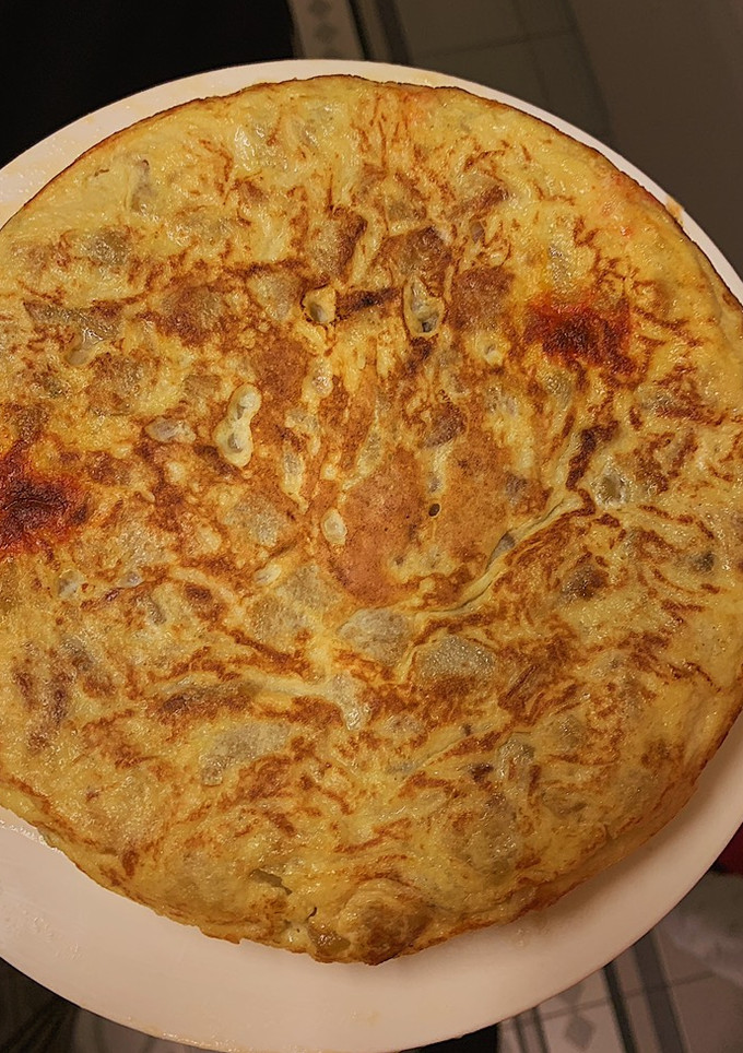 Una foto de Truita de patates i ceba amb sobrassada i formatge brié