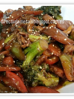 Una foto de Pollo en salsa de soja con brócoli