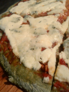 Una foto de Pizza con masa de espinaca