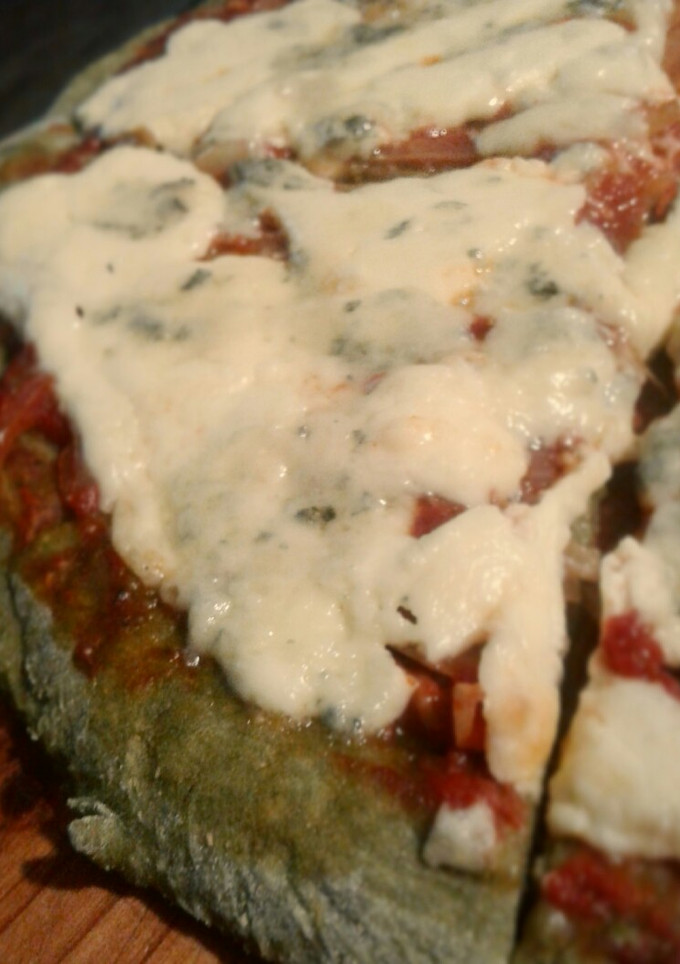 Una foto de Pizza con masa de espinaca