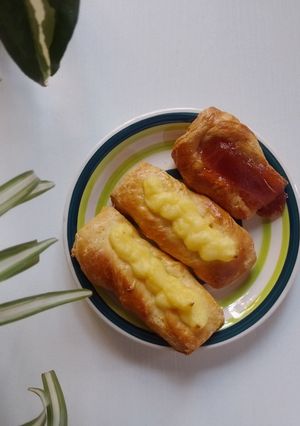 Una foto de Facturas de crema y membrillo
